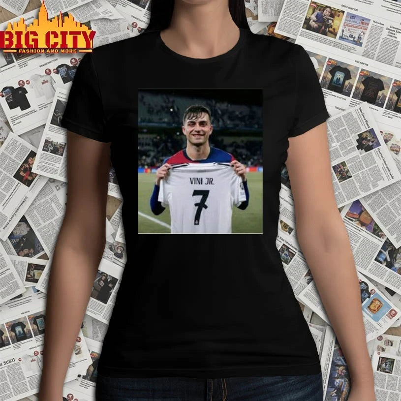 Pedri pulling Vini Jr 7 shirt