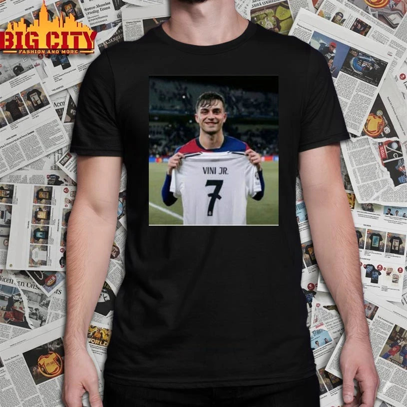 Pedri pulling Vini Jr 7 shirt
