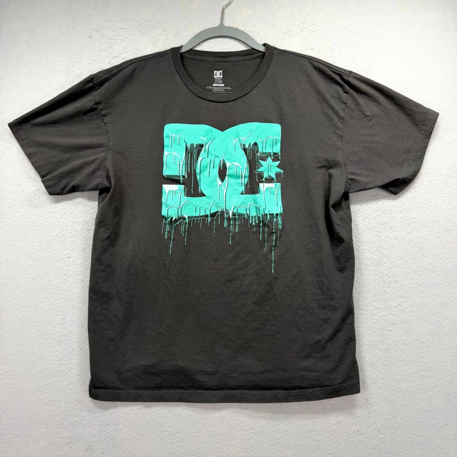DC Trademark T-Shirt Men Large Charcoal Gray Graphic Everyday Crew Skate Y2K Tee
