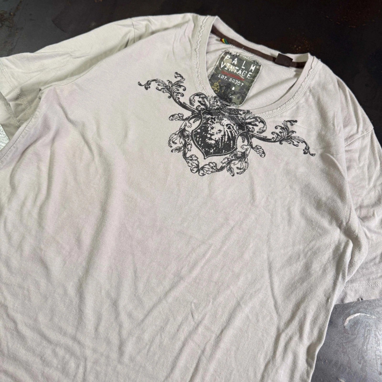 Palm Vintage Distressed Lion Crest Graphic Tee Gray Large Grunge