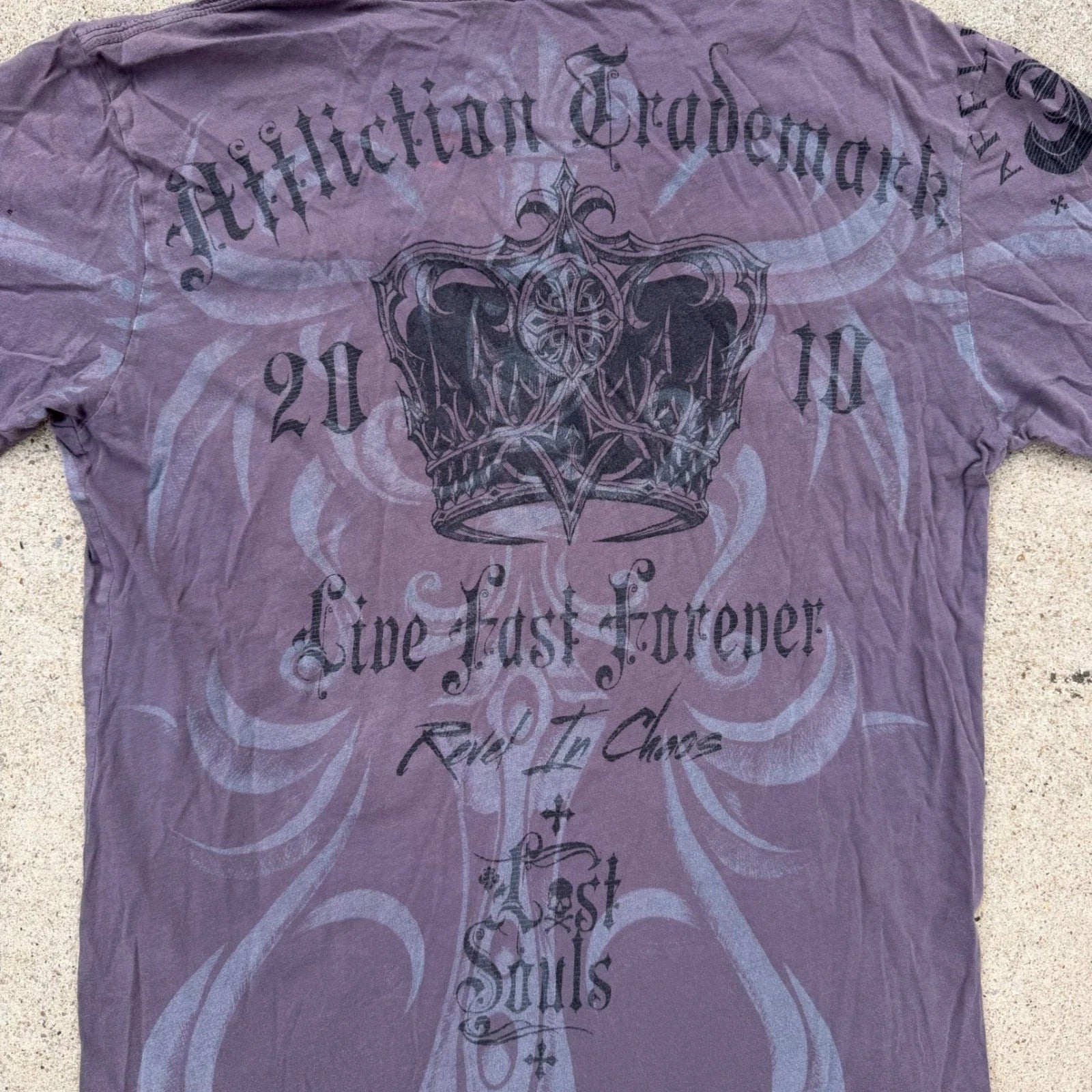 Affliction | Lost Souls Graphic V-Neck Tee Y2K Faded Purple Mens Medium Grunge