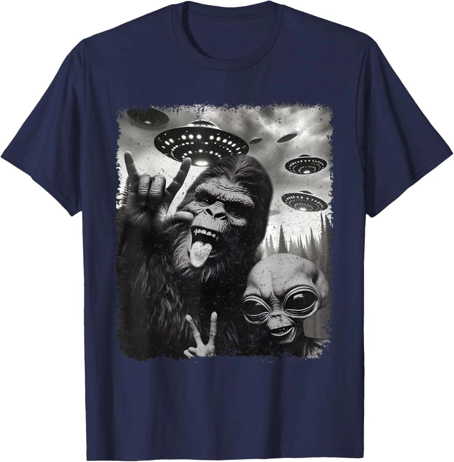 Funny Bigfoot & Alien Sasquatch Rock On Hand Sign UFO Selfie Unisex T-Shirt